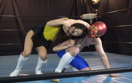 腕相撲で男子が女子に勝利