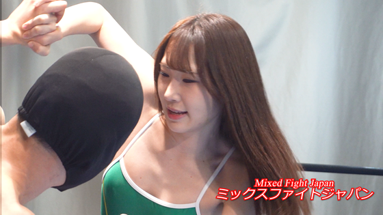 五十嵐 清華が緑の水着姿でセクシーな太もも絞め22